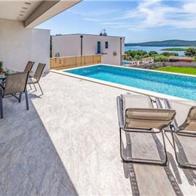 4 Bedroom Villa with Pool & Rooftop Jacuzzi near Medulin, Sleeps 8 